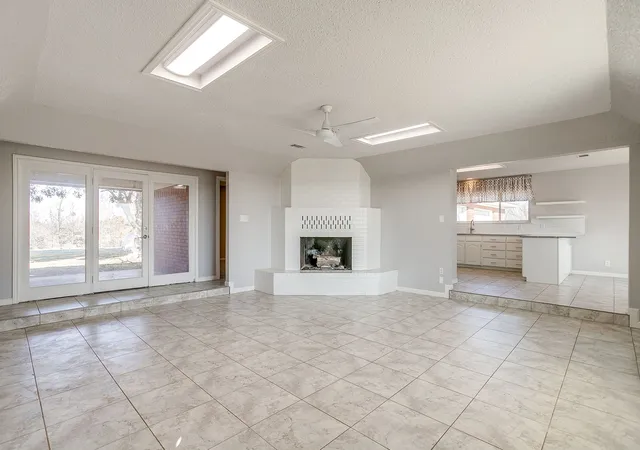 Photo 3 of Single family home for sale at 407 Llano Ct, Weatherford, TX 76087 | MLS# 21384799 | Listing updated on 2026-09-13