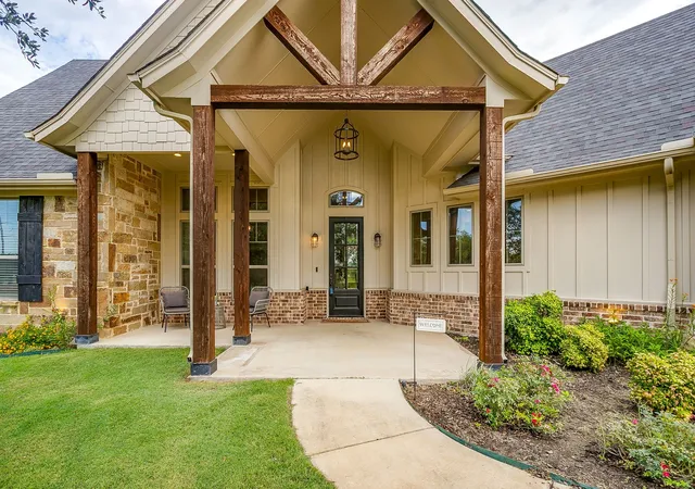Photo 3 of Single family home for sale at 605 Embers Ln, Weatherford, TX 76085 | MLS# 21382828 | Listing updated on 2026-09-14