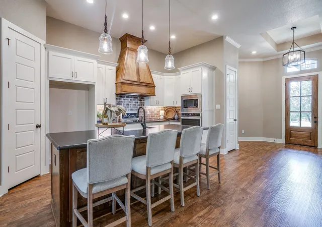 Photo 4 of Single family home for sale at 605 Embers Ln, Weatherford, TX 76085 | MLS# 21382828 | Listing updated on 2026-09-14