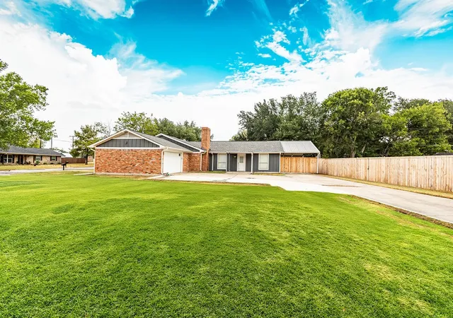 Photo 2 of Single family home for sale at 3005 Choctaw Rd, Commerce, TX 75428 | MLS# 21383032 | Listing updated on 2026-09-14