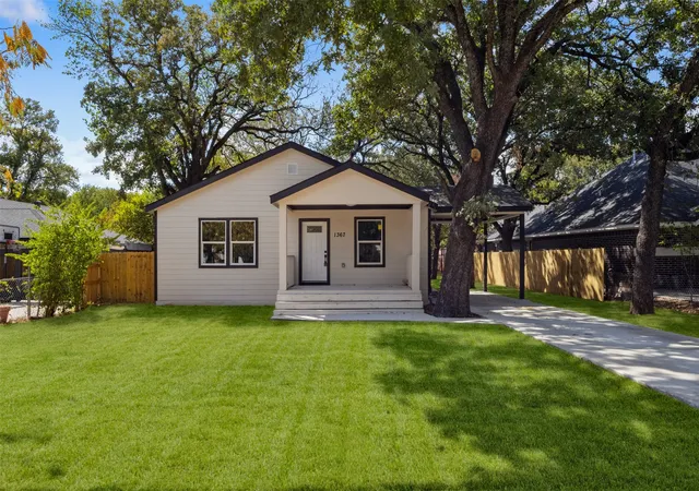 Photo 1 of Sale Pending at 1367 Friendship Dr, Dallas, TX 75217 | MLS# 21280590 | Listing updated on 2026-09-22