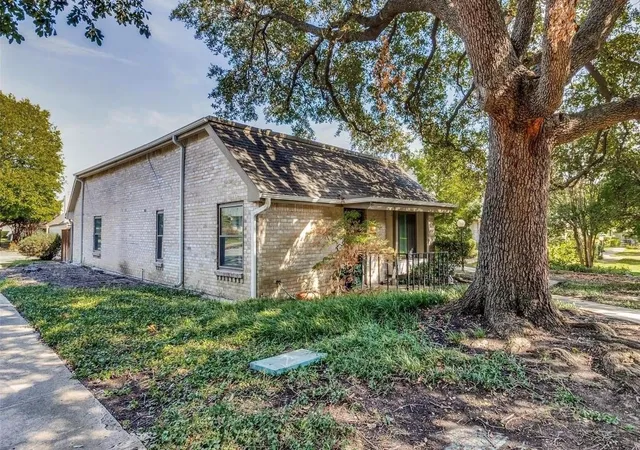 Photo 2 of Townhouse for sale at 13853 Leinsper Green St, Dallas, TX 75240 | MLS# 21385022 | Listing updated on 2026-09-12
