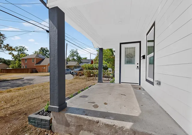 Photo 3 of Single family home for sale at 4427 Frank St, Dallas, TX 75210 | MLS# 21385042 | Listing updated on 2026-09-12