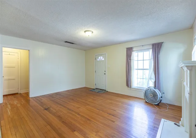 Photo 4 of Single family home for sale at 909 Grand Ave, Abilene, TX 79605 | MLS# 21385019 | Listing updated on 2026-09-13