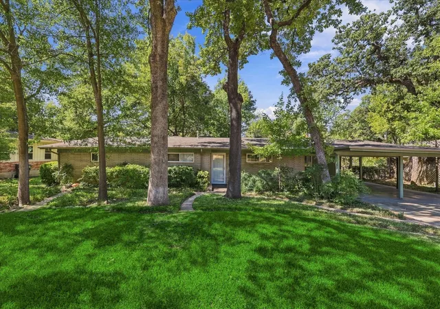 Photo 1 of Single family home for sale at 800 Briarwood Blvd, Arlington, TX 76013 | MLS# 21383430 | Listing updated on 2026-09-13