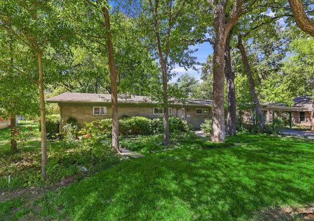 Photo 3 of Single family home for sale at 800 Briarwood Blvd, Arlington, TX 76013 | MLS# 21383430 | Listing updated on 2026-09-13