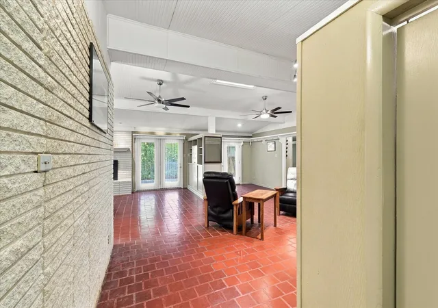 Photo 4 of Single family home for sale at 800 Briarwood Blvd, Arlington, TX 76013 | MLS# 21383430 | Listing updated on 2026-09-13
