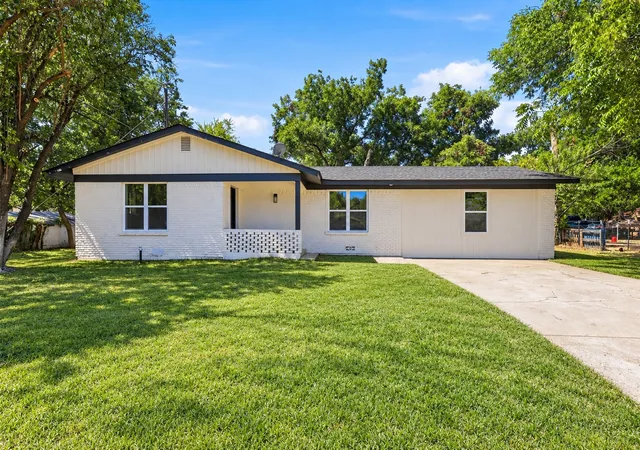 Photo 1 of Single family home for sale at 905 N Wood St, Cleburne, TX 76033 | MLS# 21384994 | Listing updated on 2026-09-12