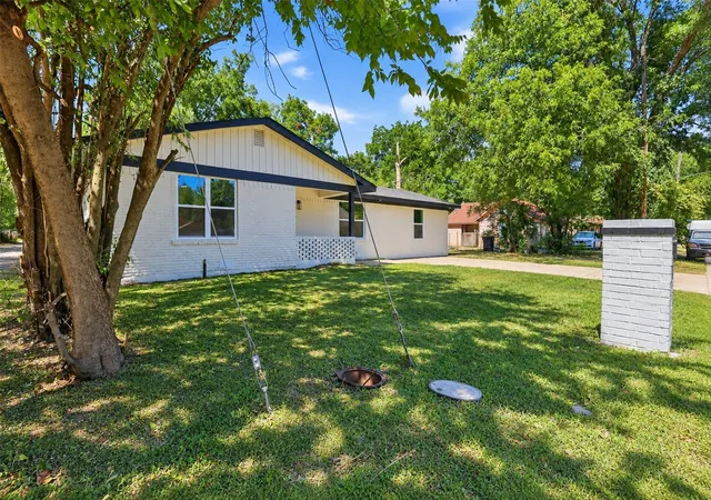 Photo 2 of Single family home for sale at 905 N Wood St, Cleburne, TX 76033 | MLS# 21384994 | Listing updated on 2026-09-12