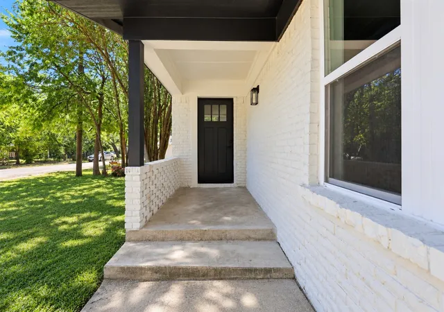 Photo 3 of Single family home for sale at 905 N Wood St, Cleburne, TX 76033 | MLS# 21384994 | Listing updated on 2026-09-12