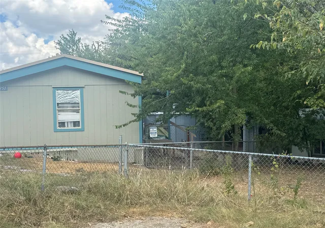 Photo 1 of Manufactured home for sale at 2751 Breezewood Ln, Lancaster, TX 75146 | MLS# 21385062 | Listing updated on 2026-09-12