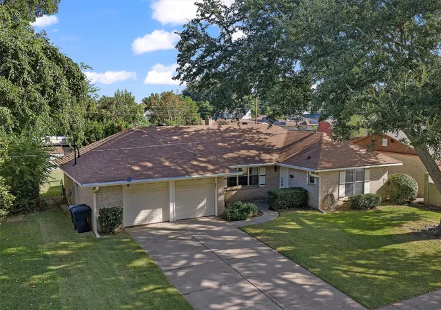 Photo 2 of Sale Pending at 1503 Teresa Pl, Bossier City, LA 71112 | MLS# 21384725 | Listing updated on 2026-09-15