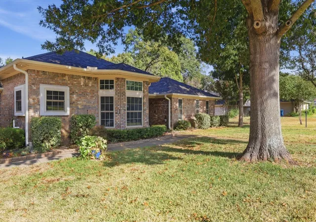 Photo 3 of Single family home for sale at 2809 Caprice Ave, Denison, TX 75020 | MLS# 21383863 | Listing updated on 2026-10-02