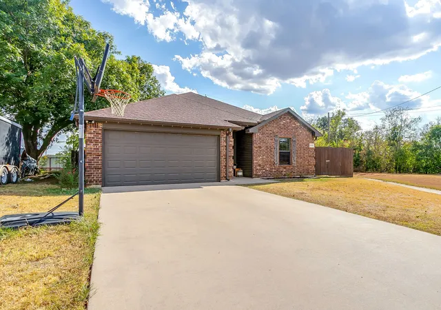 Photo 1 of Single family home for sale at 4000 Ne 4th Street, Mineral Wells, TX 76067 | MLS# 21385098 | Listing updated on 2026-10-05
