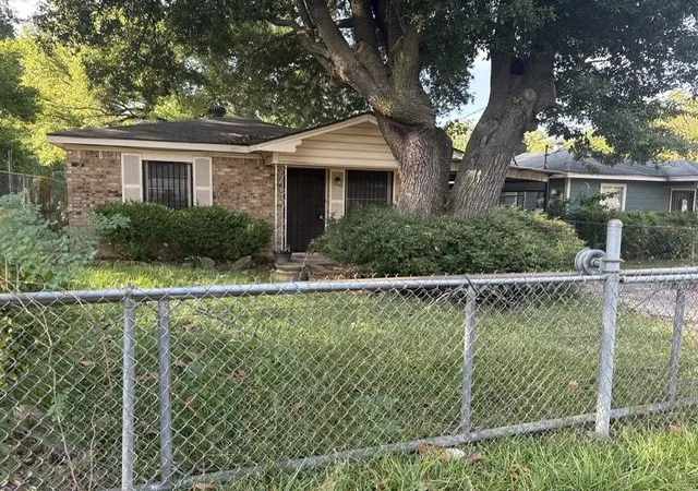 Single family home for sale at 561 Sassafras Ave, Shreveport, LA 71106 | MLS# 21385110