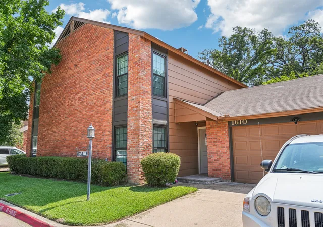 Townhouse for sale at 1610 Brentwood Dr, Irving, TX 75061 | MLS# 21385115