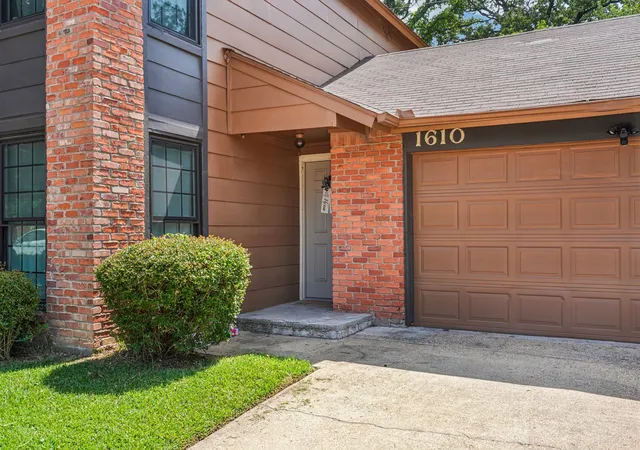 Photo 2 of Townhouse for sale at 1610 Brentwood Dr, Irving, TX 75061 | MLS# 21385115 | Listing updated on 2026-09-12