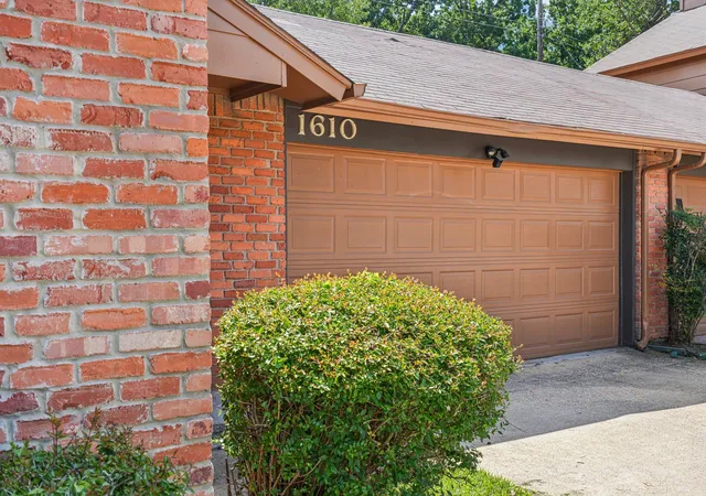 Photo 3 of Townhouse for sale at 1610 Brentwood Dr, Irving, TX 75061 | MLS# 21385115 | Listing updated on 2026-09-12