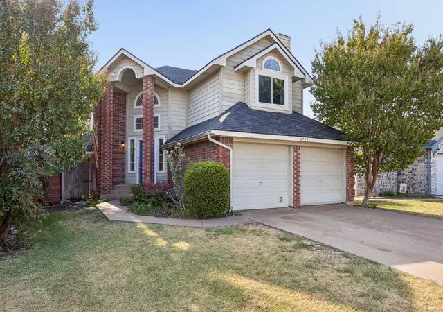 Photo 2 of Single family home for sale at 6733 Driffield Cir W, North Richland Hills, TX 76182 | MLS# 21382865 | Listing updated on 2026-09-22