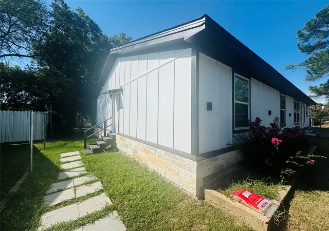 Photo 3 of Single family home for sale at 3830 Colina Ln, Waco, TX 76705 | MLS# 21385138 | Listing updated on 2026-09-12