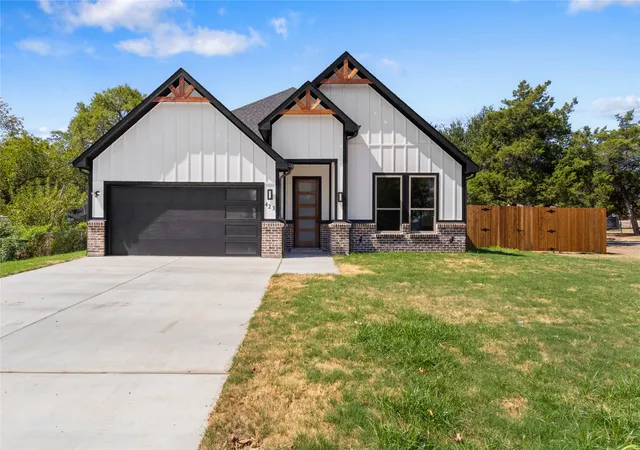 Photo 1 of Sale Pending at 502 South 14th St, Corsicana, TX 75110 | MLS# 21385035 | Listing updated on 2026-09-26