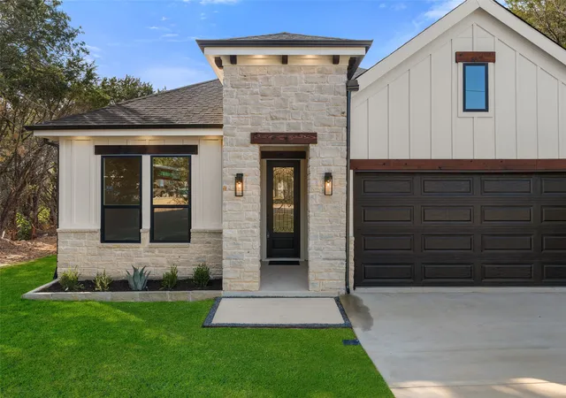 Photo 2 of Sale Pending at 2904 Centaurus Way, Granbury, TX 76048 | MLS# 21384855 | Listing updated on 2026-09-29