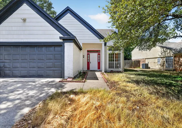 Photo 2 of Single family home for sale at 7516 Meadow Crk Dr, Fort Worth, TX 76123 | MLS# 21383415 | Listing updated on 2026-09-15