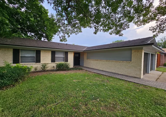 Photo 1 of Single family home for sale at 220 Bluebird Cir, Denton, TX 76209 | MLS# 21385160 | Listing updated on 2026-09-13