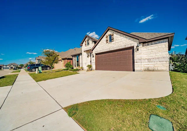 Photo 2 of Single family home for sale at 920 Bald Cypress Dr, Rockwall, TX 75087 | MLS# 21385190 | Listing updated on 2026-09-13