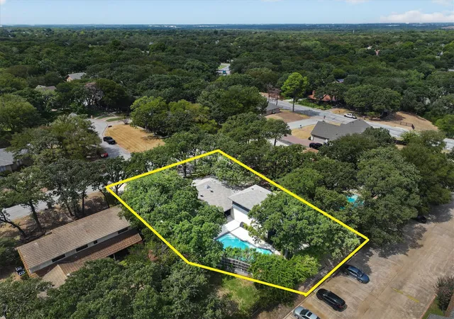 Photo 4 of Single family home for sale at 2201 Adams Dr, Arlington, TX 76011 | MLS# 21382307 | Listing updated on 2026-09-13