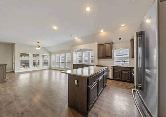 Photo 2 of Single family home for sale at 129 Sundance Cir, Waxahachie, TX 75165 | MLS# 21381090 | Listing updated on 2026-09-13