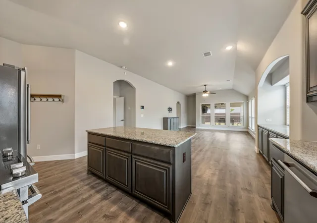 Photo 3 of Single family home for sale at 129 Sundance Cir, Waxahachie, TX 75165 | MLS# 21381090 | Listing updated on 2026-09-13