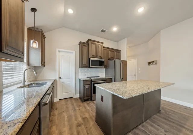 Photo 3 of Single family home for sale at 129 Sundance Cir, Waxahachie, TX 75165 | MLS# 21381090 | Listing updated on 2026-09-13