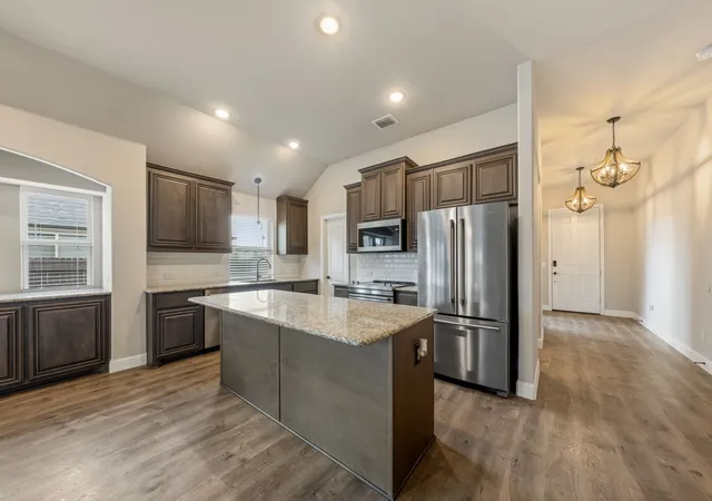 Photo 4 of Single family home for sale at 129 Sundance Cir, Waxahachie, TX 75165 | MLS# 21381090 | Listing updated on 2026-09-13