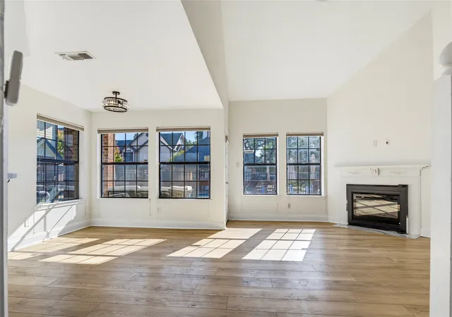 Listing Photo 4 - Condo for sale in building located at 404 Santa Fe Trl, Irving, TX 75063 - Unit #53