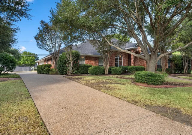 Photo 3 of Sale Pending at 1223 Oakmanor Cir, Hewitt, TX 76643 | MLS# 21383220 | Listing updated on 2026-09-27