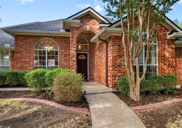 Photo 4 of Sale Pending at 1223 Oakmanor Cir, Hewitt, TX 76643 | MLS# 21383220 | Listing updated on 2026-09-27