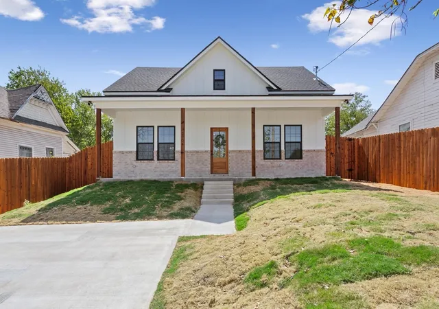 Photo 1 of Single family home for sale at 2704 Clay Ave, Waco, TX 76711 | MLS# 21385229 | Listing updated on 2026-10-03