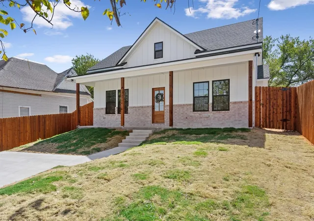 Photo 2 of Single family home for sale at 2704 Clay Ave, Waco, TX 76711 | MLS# 21385229 | Listing updated on 2026-10-03