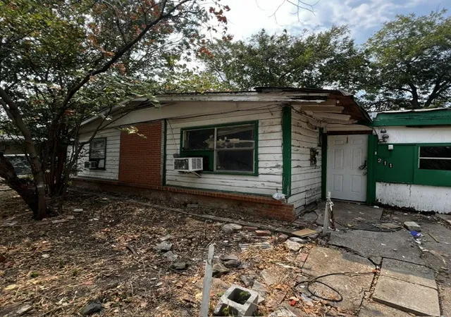 Photo 4 of Single family home for sale at 211 Hamden Ln, Mesquite, TX 75149 | MLS# 21385240 | Listing updated on 2026-09-13