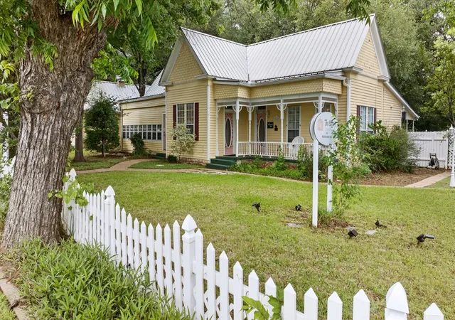 Photo 1 of Multi family home for sale at 1002 W Pearl St, Granbury, TX 76048 | MLS# 21385259 | Listing updated on 2026-09-24