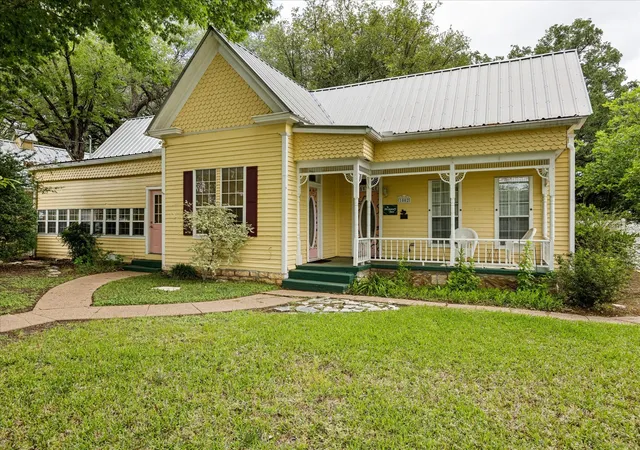 Photo 3 of Multi family home for sale at 1002 W Pearl St, Granbury, TX 76048 | MLS# 21385259 | Listing updated on 2026-09-24