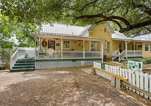 Photo 4 of Multi family home for sale at 1002 W Pearl St, Granbury, TX 76048 | MLS# 21385259 | Listing updated on 2026-09-24
