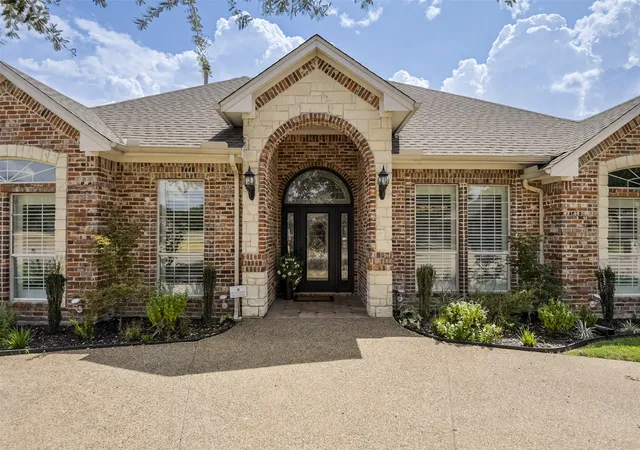 Photo 2 of Single family home for sale at 818 Amherst Dr, Waxahachie, TX 75165 | MLS# 21384907 | Listing updated on 2026-09-14