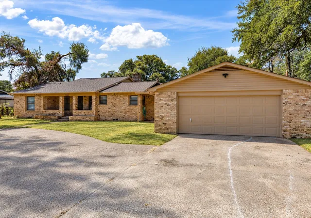 Photo 3 of Single family home for sale at 7905 Ella Young Dr, Fort Worth, TX 76135 | MLS# 21384764 | Listing updated on 2026-10-02