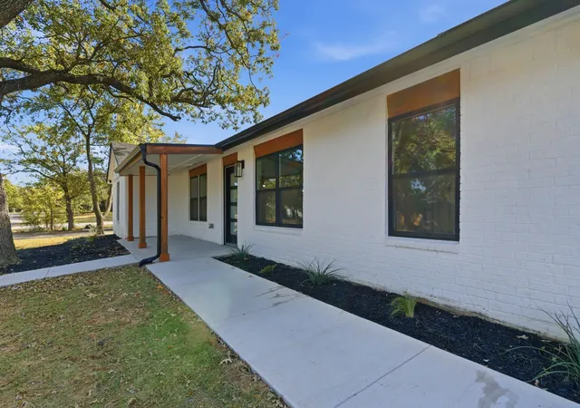 Photo 3 of Single family home for sale at 205 Lacewell St, Jacksboro, TX 76458 | MLS# 21383127 | Listing updated on 2026-09-19