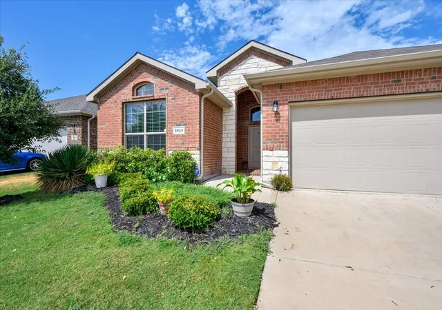 Photo 3 of Single family home for sale at 2424 O Conner Ranch Dr, Weatherford, TX 76087 | MLS# 21374357 | Listing updated on 2026-09-13