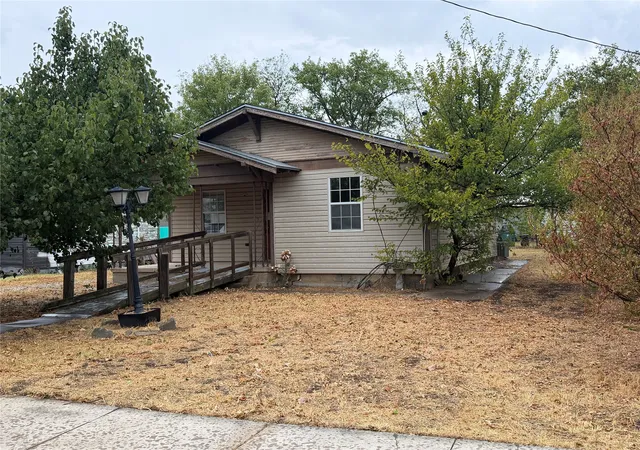 Photo 1 of Single family home for sale at 413 S Green St, Eastland, TX 76448 | MLS# 21384570 | Listing updated on 2026-10-01