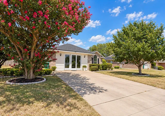Photo 1 of Sale Pending at 203 Knight Ln, Waco, TX 76705 | MLS# 21385224 | Listing updated on 2026-09-29