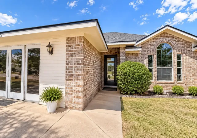 Photo 2 of Sale Pending at 203 Knight Ln, Waco, TX 76705 | MLS# 21385224 | Listing updated on 2026-09-29